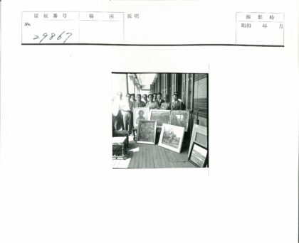 砖房旁木甲板画作展示.jpg