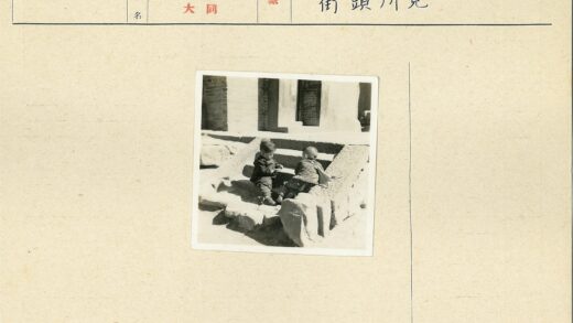 砖房旁石阶上的两个孩子.jpg