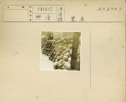 砖房旁绳捆罐堆与晾衣.jpg
