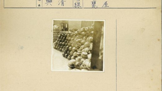 砖房旁绳捆罐堆与晾衣.jpg