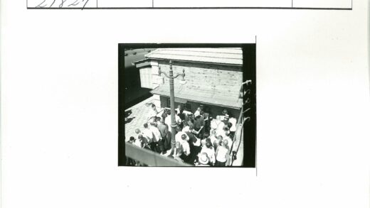 砖房瓦顶人群聚集路灯影.jpg