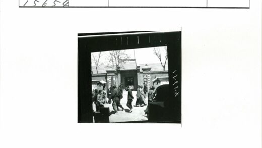 砖房瓦顶横幅行人冬日街景.jpg