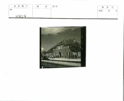 砖房电车与拱窗街景.jpg