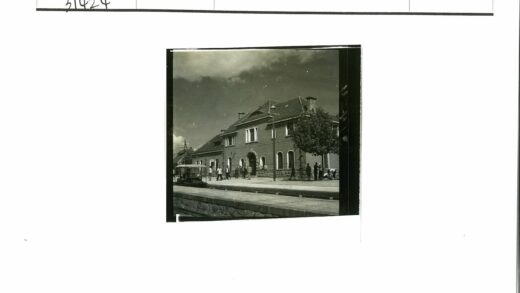 砖房电车与拱窗街景.jpg