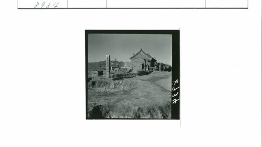 砖房石碑丘陵风景.jpg