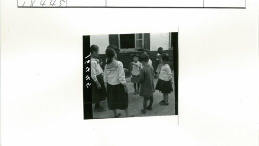 砖房窗前儿童嬉戏.jpg