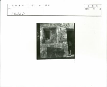 砖房窗户与编织篮景.jpg