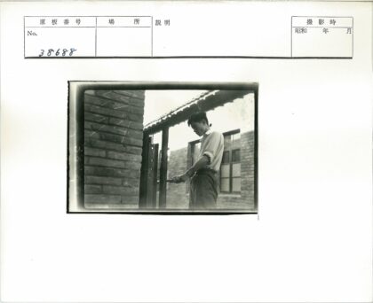 砖房窗边工匠劳作.jpg