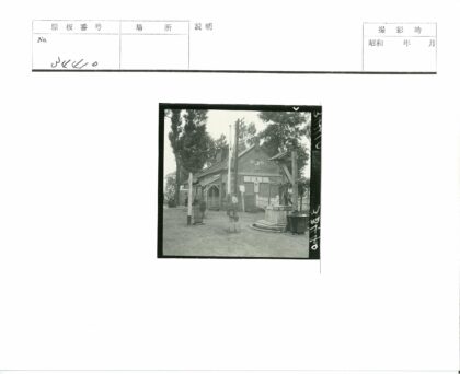 砖房绿树环绕的乡村井景.jpg