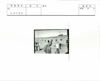 砖房门前行人驻足.jpg
