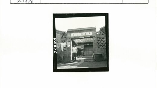 砖房门口的生活场景.jpg