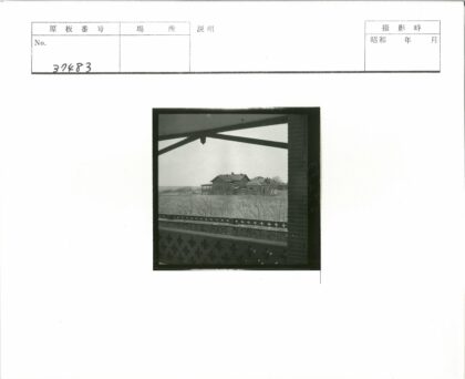 砖房门廊与栏杆风景.jpg