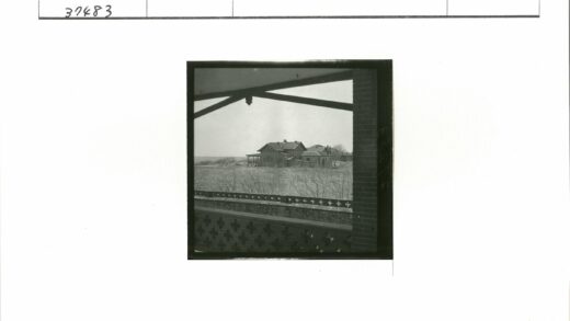 砖房门廊与栏杆风景.jpg
