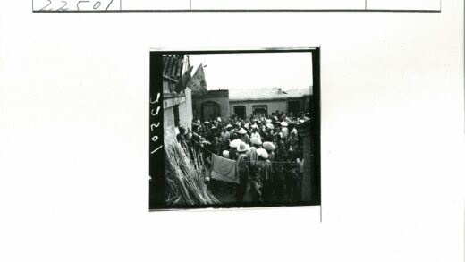 砖房院子人群与旗帜.jpg
