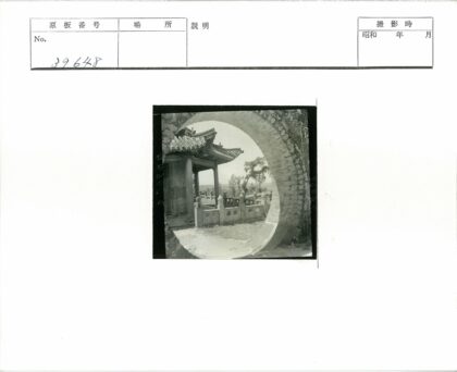 砖拱与华丽屋顶的传统建筑.jpg