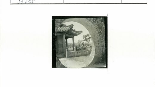 砖拱与华丽屋顶的传统建筑.jpg