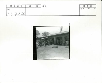 砖拱建筑前的男人与自行车.jpg