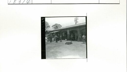 砖拱建筑前的男人与自行车.jpg