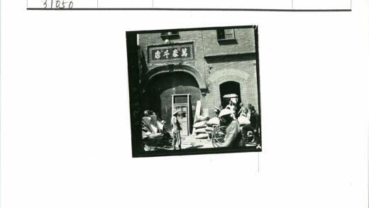 砖拱建筑前黄包车与自行车.jpg
