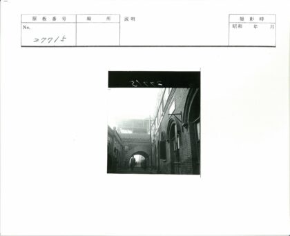 砖拱建筑街道行人自行车.jpg
