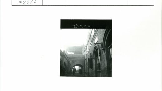 砖拱建筑街道行人自行车.jpg