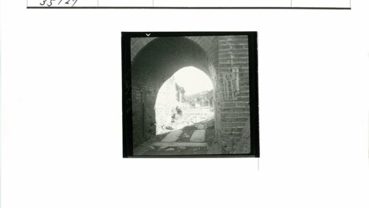 砖拱门下的鹅卵石街景.jpg
