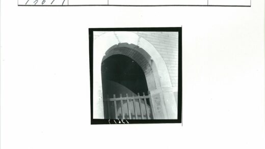 砖拱门与金属门历史建筑.jpg