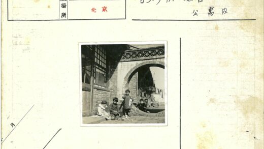 砖拱门前孩童嬉戏.jpg