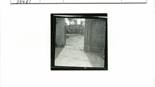 砖拱门庭院与泥路风景.jpg