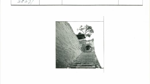 砖拱门石阶与树影建筑.jpg