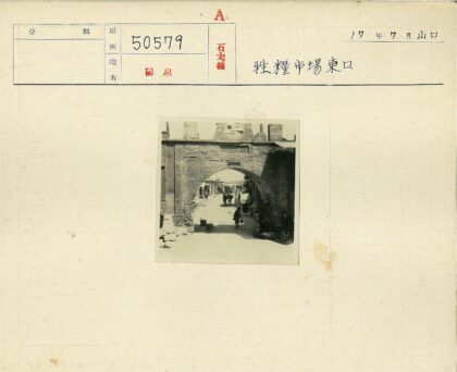 砖拱门繁忙市集街景.jpg