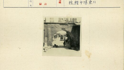 砖拱门繁忙市集街景.jpg