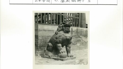 砖木建筑前石狮子雕像.jpg