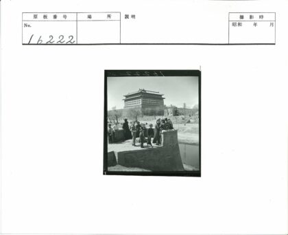 砖桥上人群与古建筑合影.jpg