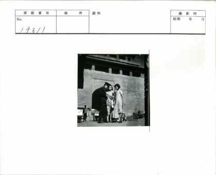 砖楼拱门前三人合影.jpg