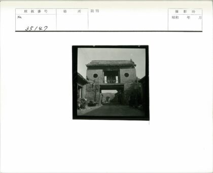 砖瓦门楼与木建筑街景.jpg