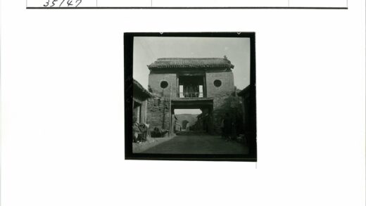 砖瓦门楼与木建筑街景.jpg