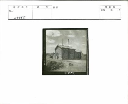 砖石建筑双烟囱荒野景观.jpg