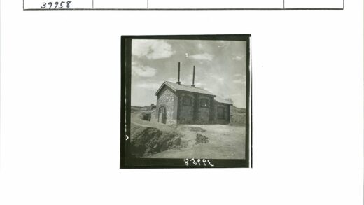 砖石建筑双烟囱荒野景观.jpg