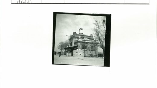 砖石建筑圆形塔楼与拱门.jpg