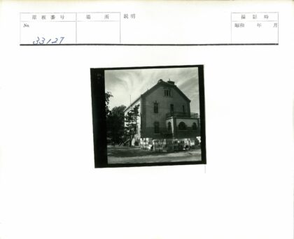 砖石建筑阳台与砖堆树林景.jpg