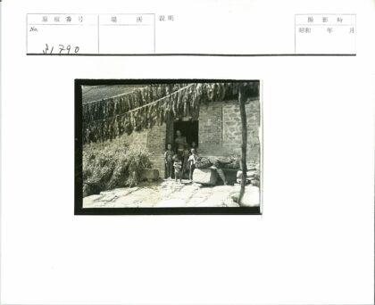 砖石房前父子与绿植.jpg