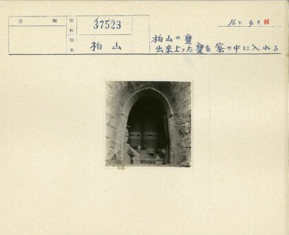 砖石拱门内大桶陈设.jpg