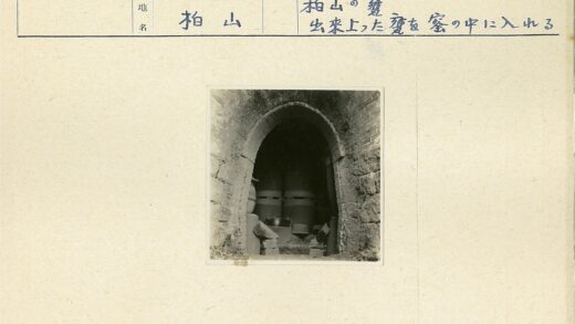 砖石拱门内大桶陈设.jpg