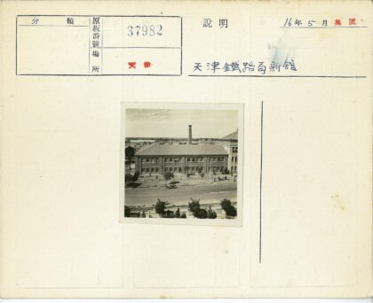 砖砌两层建筑田野风光.jpg