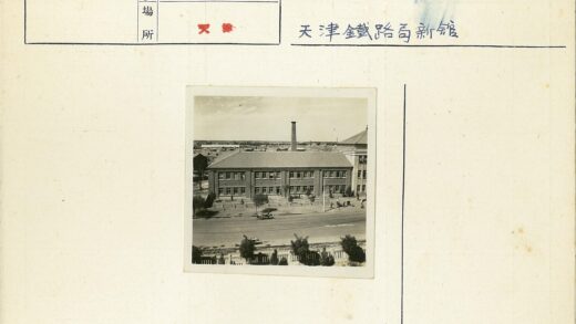 砖砌两层建筑田野风光.jpg