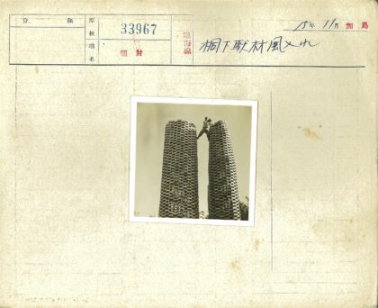 砖砌圆柱建筑上的人.jpg