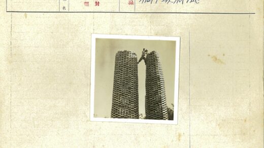 砖砌圆柱建筑上的人.jpg