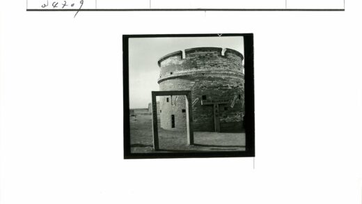 砖砌圆柱建筑与木质框架前景.jpg