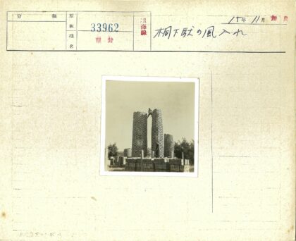 砖砌圆柱建筑人物合影.jpg